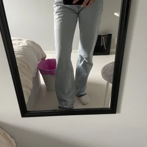Blå låga jeans - Jeans från never denim. Kommer tyvärr inte till användning, uppsprättade längst ned och går hela vägen till hälarna på mig som är 166cm. Bara att skriva för fler bilder, mått eller liknande