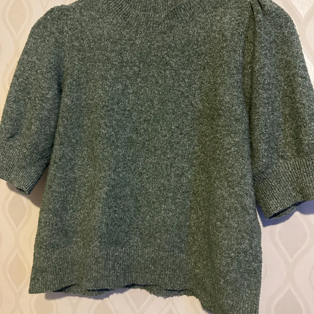 Säljer min mörkgröna puffärmade tröja då den inte används. Superfin och bra skick förutom lite noppror. Köptes på Vero Moda för 229kr . Stickat.