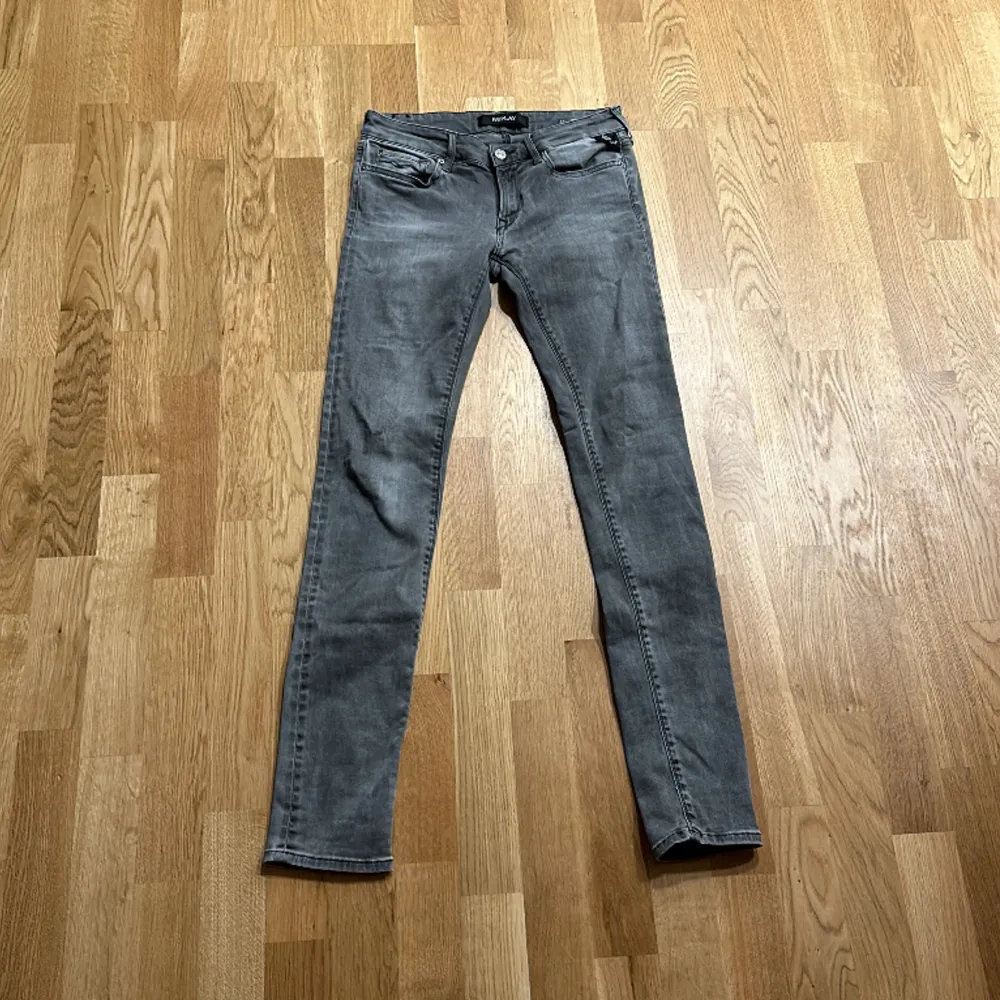 Säljer nu dessa sjukt snygga replay jeansen | skick 9/10 | ny pris 3000 kr | mitt pris 499 kr | Hör av dig vid lilla minsta fundering 😁. Jeans & Byxor.