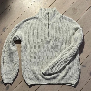 Stickad tröja - Fin,vit, stickad tröja med halfzip. I använt skick.🤍