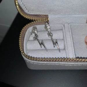 Örhängen  - Säljer dessa snygga blixt örhängen!⚡️ De kommer inte till användning längre och det är orsaken till att jag säljer dem💗