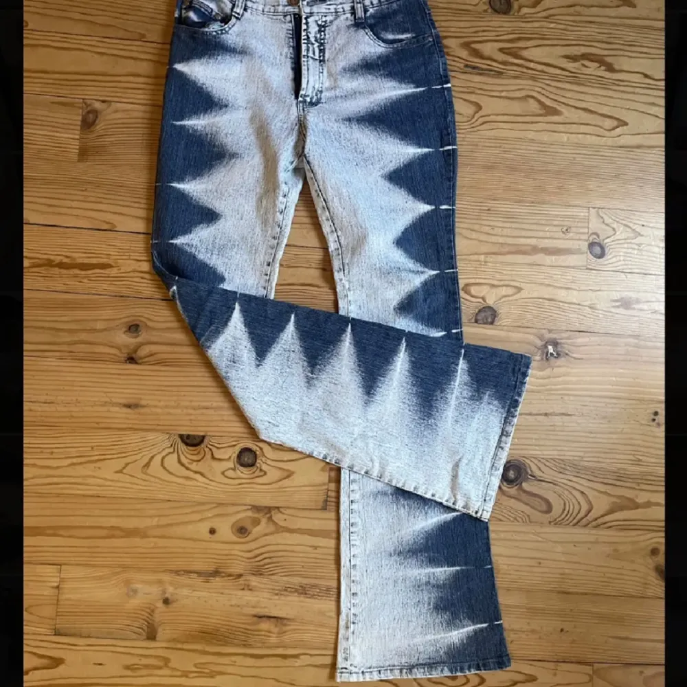 ENDAST INTRESSEKOLL❗️❕ Skiiiiitsnygga jeans som jag verkligen älskar men behöver rensa min garderob😅😅 Coola detaljer och jättelånga, stretchiga och bekväma! Köpta på plick💟 Såå unika!! Kikar bara intresset så fråga inte om mått eller fler bilder😊. Jeans & Byxor.
