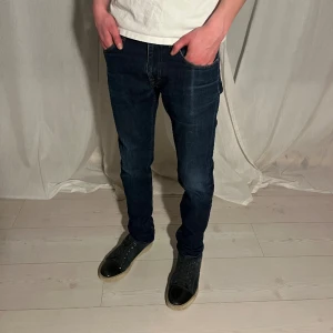 Tiger of sweden jeans - Tiger of sweden jeans i 9/10 skick Marinblå färg inga defekter Modellen är 182cm Pris ej hugget i sten!