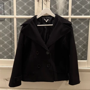 Design by si kappa - Säljer nu min design by si kappa då den inte kommer till användning💕 har haft den sen i höstas, därav priset. Inga defekter förutom lite hårig, men det kan jag ta bort💕 kom dm för mer frågor💕