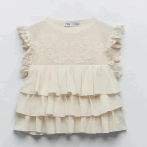 Zara topp - Jätte snygg zara topp i bra skick. Säljer för att den inte kommer till andvändning och den är i storlek L men passar mig som har 36/S. Den är köpt för 369