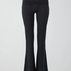yoga pants - ursnygga yoga pants i mörkgrå från gina tricot, nypris 359kr! använd enstaka, säljer då jag köpt fel färg💓💓