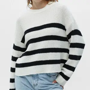 Säljer denna fina stickade tröja från pull&bear. Den är i ett jätte bra skick. Knappt använd och går ej att köpa från butik längre. Perfekt för en vardags tröja eller en sommarkväll. Skriv för fler frågor💕