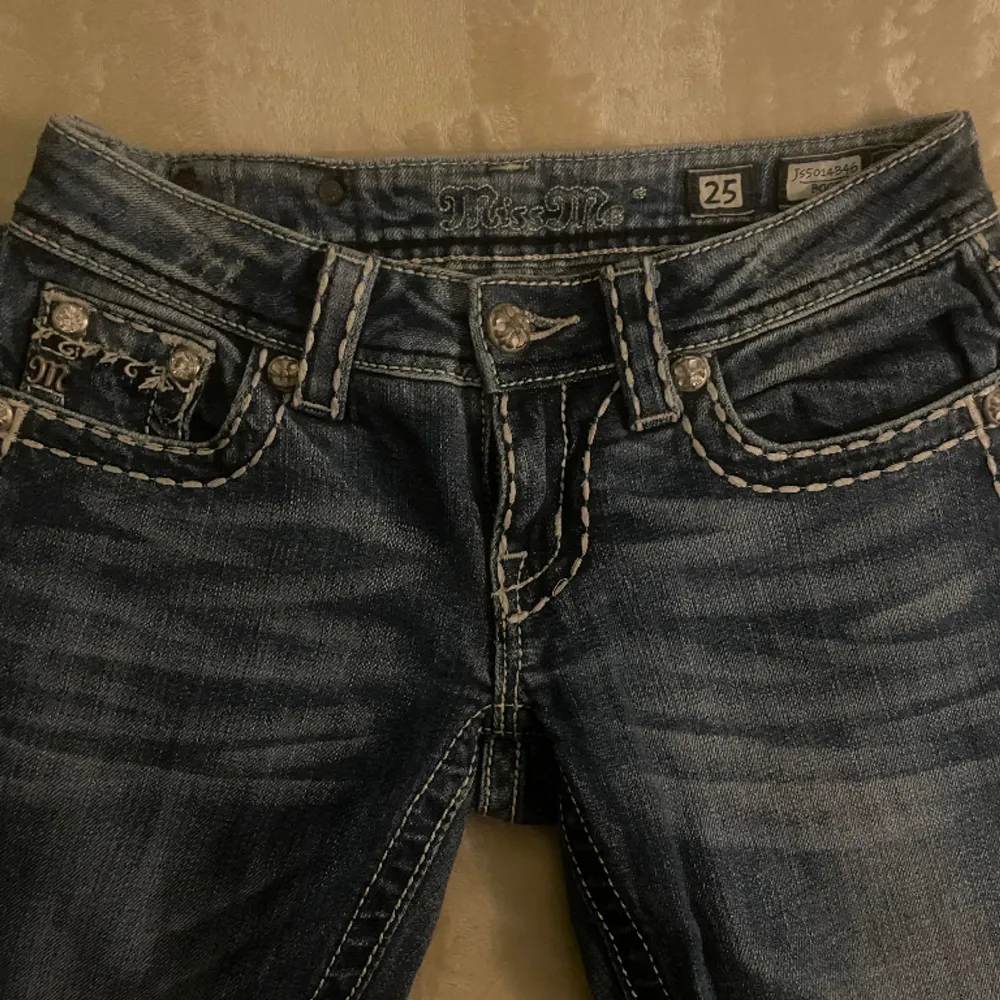 Säljer dessa superfina miss me jeans i superfint skick. Passar både lågmidjat och bootcut. Eftertraktade och i modellen ”Boot”. Har måtten redo, så kan skicka det om det önskas. Kolla gärna min profil då jag lägger upp mycket liknande 💛. Jeans & Byxor.