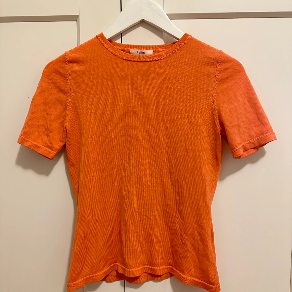 Orange stickad t-shirt