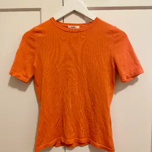 Snygg orange stickad t-shirt. Från Ashima i storlek S. 🧡