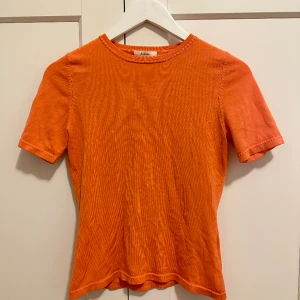 Orange stickad t-shirt  - Snygg orange stickad t-shirt. Från Ashima i storlek S. 🧡