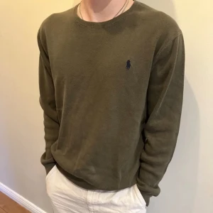 Ralph Lauren tröja - Säljer denna olivgröna Ralph Lauren tröja i gott skick. Modellen på bilden är 172 så den passar S/M. Hör av dig för fler frågor!
