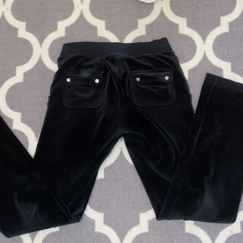 Säljer mina svarta juciy byxor, de är använda men fortfarande i jättefint skick, inga defekter förutom att de inte är lika pälsig eller vad man säger pågrund av tvätt. Storlek S. Jeans & Byxor.