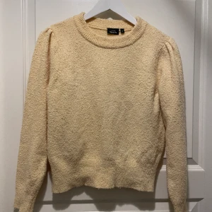 Stickad tröja ljusgul stl S - Mjuk och skön stickad tröja