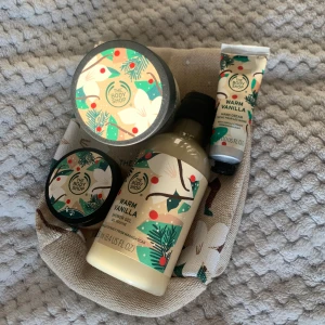 Bodyshop gift set - Ett jättemysigt set från The body shop med shower gel, exfoliating body scrub, body yoghurt och hand cream med lukten av warm vanilla. Kan säljas styckvis också, skriv om intresserad. Helt oöppnat. Pris kan alltid diskuteras 🫶
