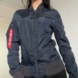 Alpha industries jacka  - Jacka från Alpha industries med tag(unisex), i väldigt bra skick och har bara används ett par gånger.   Original pris: 1800kr  Skriv ifall du undrar något 🫶🏼 pris kan diskuteras 