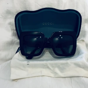 Gucci solgalsögon  - Säljer mina äkta solglasögon från Gucci. Jätte fint skick, oversize modell som ni ser på bilden där jag bär dom. Serienummer i ramen. Kvittot hittar jag inte men jag själv har köpt dom i butik och kan garantera äkthet! 