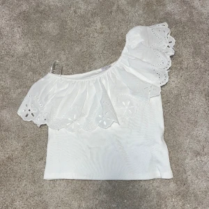 One shoulder topp - One shoulder topp från Zara aldrig använd utan prislapp med en fin volang.
