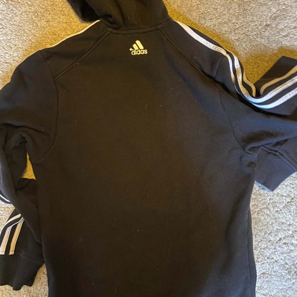 Hoodie från adidas i storlek S🤙liten blekningsfläck vid luvan annars asbra skick!. Hoodies.