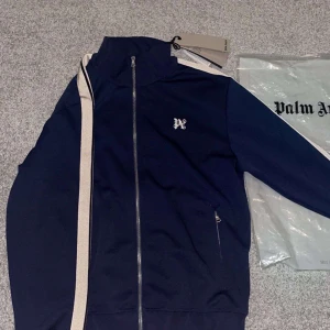 Palm angels kofta  - Hej! Säljer min Palm angels kofta. Palm angels kofta mörkblå (new generation) Helt ny med tags Size L Retail 6600 kr Pris: 2800 kr  