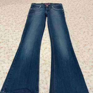 Så snygga unika Lågmidjade jeans! Har lite missfärgningar på benet (bild 2) men är ingen man tänker på i verkligheten❤️ midjemått:ca 35 rakt över  Innerbenslängd: ca 75 cm❤️