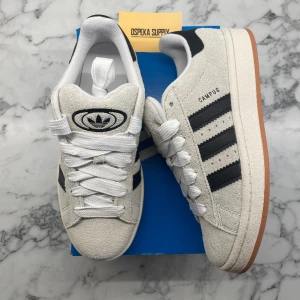 Adidas Campus 00s W ”Crystal White” - Adidas Campus 00s (W) ”Crystal White”  Helt nya och oanvända. Storlek 38: pris: 1399+frakt.   Finns begränsat antal i lager så passa på medans det finns inne. Skicka ett dm vid intresse. Bilder, frågor och funderingar besvaras där.  Mvh, Oscar 