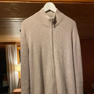 Stickat tröja  - Stickad biege tröja från H&M med dragkedja, Använd Max 3-4 gånger säljer för 250kr + frakt Storlek Medium men passar Large