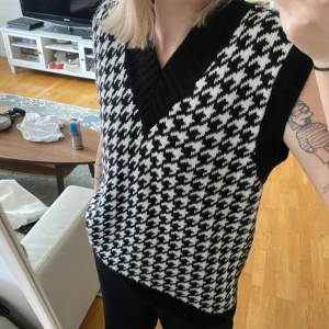 Väst - Stickad väst från NAKD. Jätteskönt material, använd 1 gång 