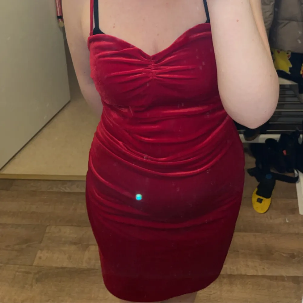 Säljer min röda klänning från bikbok i stl m, passar även s. Använd en gång, banden vid axlarna går att ta av. Nypris: 399. Klänningar.