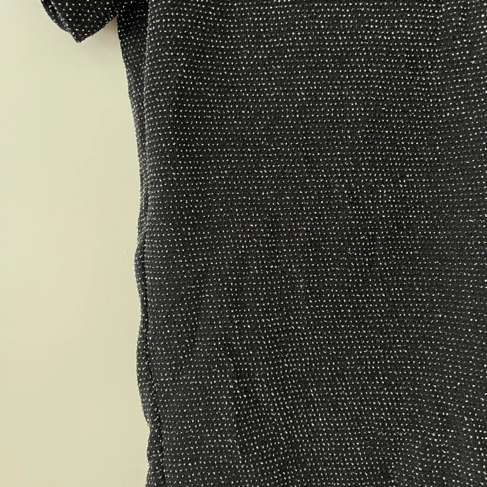 Glittrig svart t-shirt från Monki i storlek S. Turtleneck krage. Stretchigt material. Använd ett fåtal gånger, i fint skick. Bara att fråga om det är något du undrar! Kan mötas på Järntorget i Göteborg eller skicka, köparen står för frakt.. Toppar.