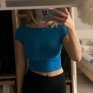 Blå topp - Säljer denna superfina topp med öppen rygg! Använd 1-2 gånger endast så den är i väldigt fint skick! Säljer även i svart💕