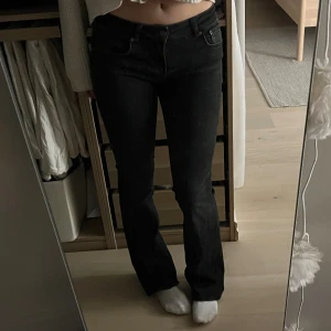 Zara jeans - Säljer dessa jättefina jeans från zara i storlek 36, sitter jättefint och är i bra skick, bara använt fåtal gånger💕