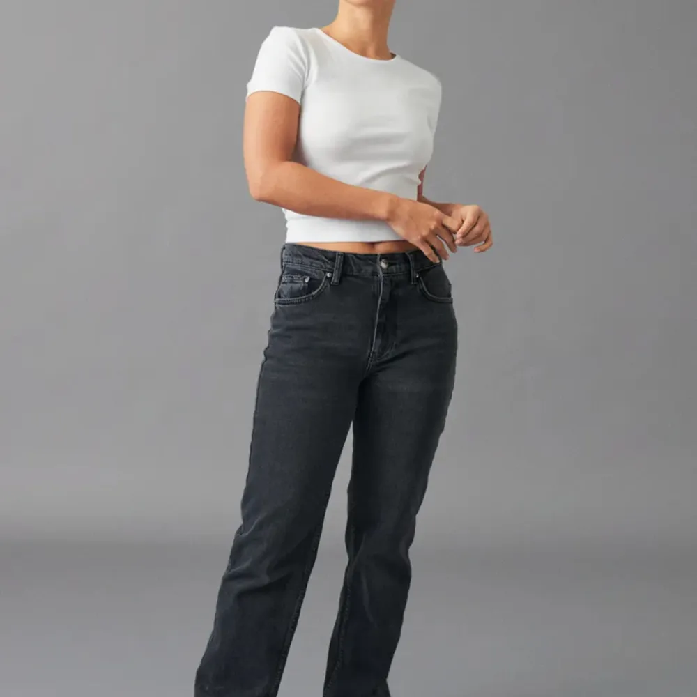 Säljer mina fina jeans från Gina tricot i modellen mid straight jeans i storlek 38🩷 sitter fint på mig som är 175cm lång✨ köptes för 500, säljer för 150kr!💞 (bilder lånade från hemsidan). Jeans & Byxor.