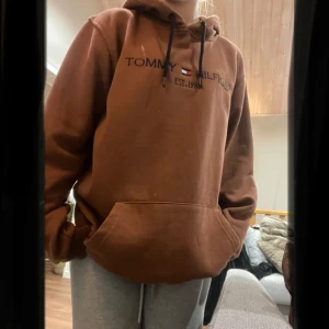 Tommy Hilfiger hoodie  - Tommy Hilfiger hoodie i storlek xxl 💕 Vad jag vet så är den inte äkta men funkar ändå, dock lite för stor för mig, fast den är lite mindre i storleken💗
