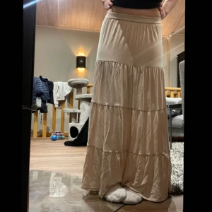 Beige långkjol  - Beige långkjol från Boohoo i storlek 34🎀 Lite smått genomskinlig och räcker precis ner till mina fötter (jag är 160 cm lång)💗