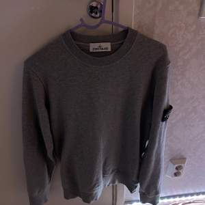Säljer denna grå Stone island sweatshirt. Storlek S Aldrig använd och köpt på NK. Nyspris ligger på runt 3000 kr. dm för mer info