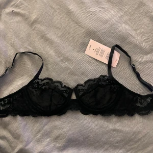 helt oanvänd bh - Superfin oanvänd bralett från Nelly i str 70c, säljer endast då den var förliten o returtiden har gått ut!💕 nypris 250