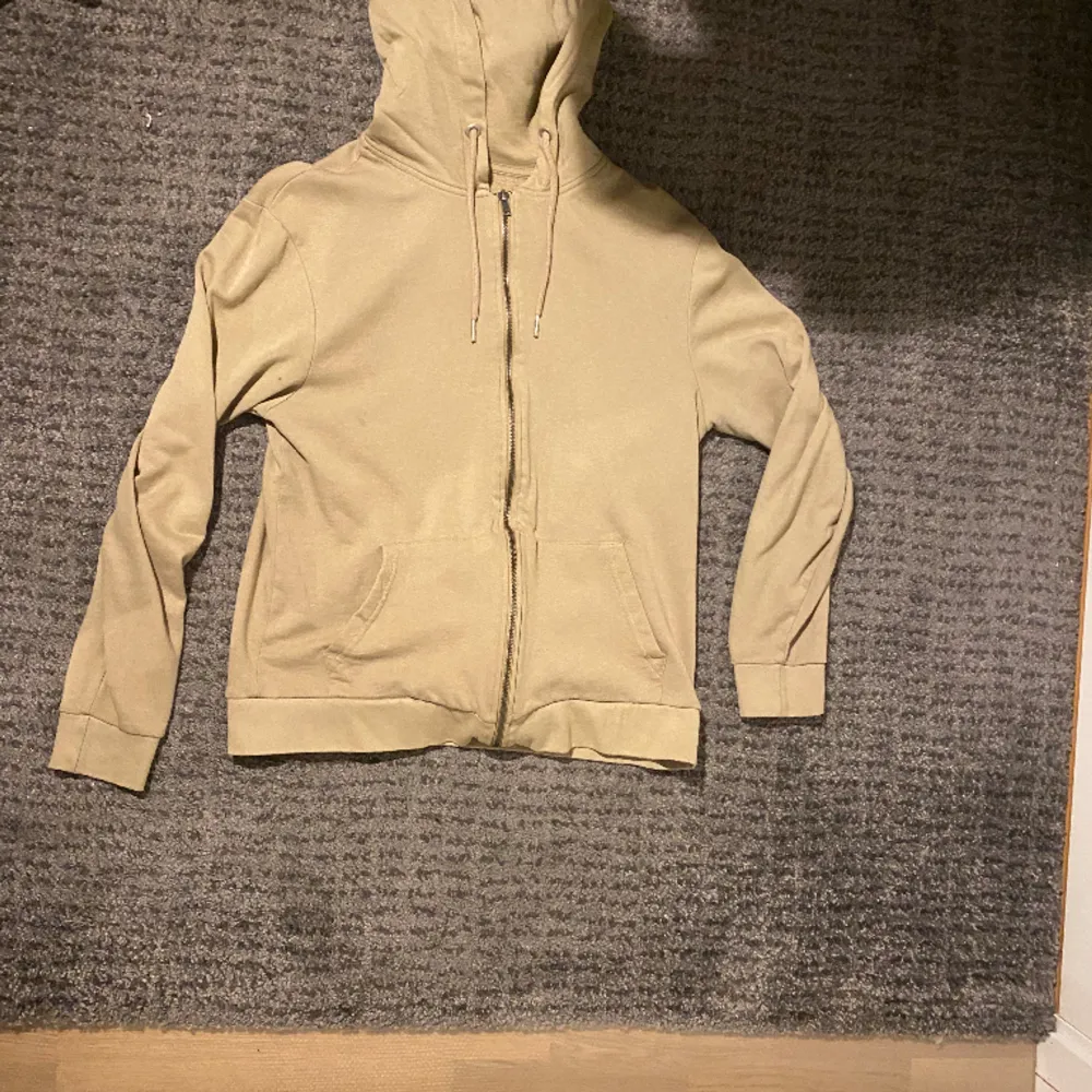 Jag säljer en biege fullzip hoodie för 119kr.. Hoodies.