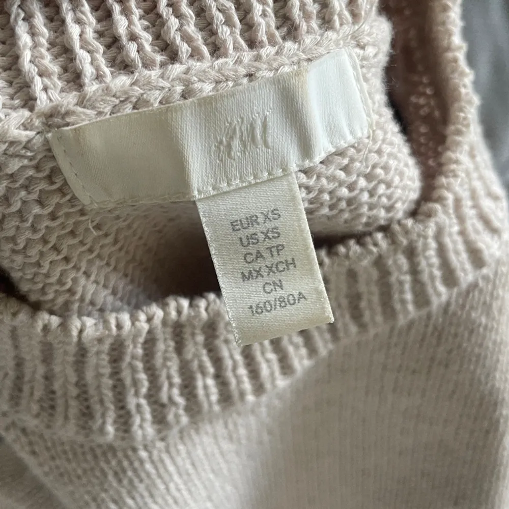 Fin beige stickad väst från H&M som använts max 3-4 gånger, är i bra skick. (Pris kan diskuteras)❤️. Stickat.