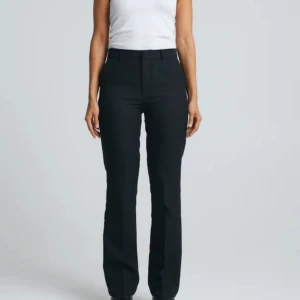 Bik Bok Kostymbyxor - Kostymbyxor från bik bok i modellen Vilma, storlek 34. Aldrig använda av mig då jag köpte dom second hand men tyvärr är dom förstora. Nästintill nyskick. Skriv till mig för fler bilder eller frågor. Pris går att diskutera! 