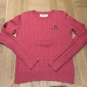 Jätte fin rosa stickad tröja från Bondelid. Använd ett fåtal gånger men annars i bra skick. Storlek S (pris kan diskuteras) 