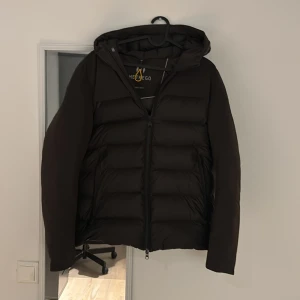 Dunjacka - Säljer min dunjacka som jag köpte på story för nån månad sen, kom aldrig till användning! Märke: hetregó Nypris 5700 Vis snabb affär kan det sänkas mycket!!!