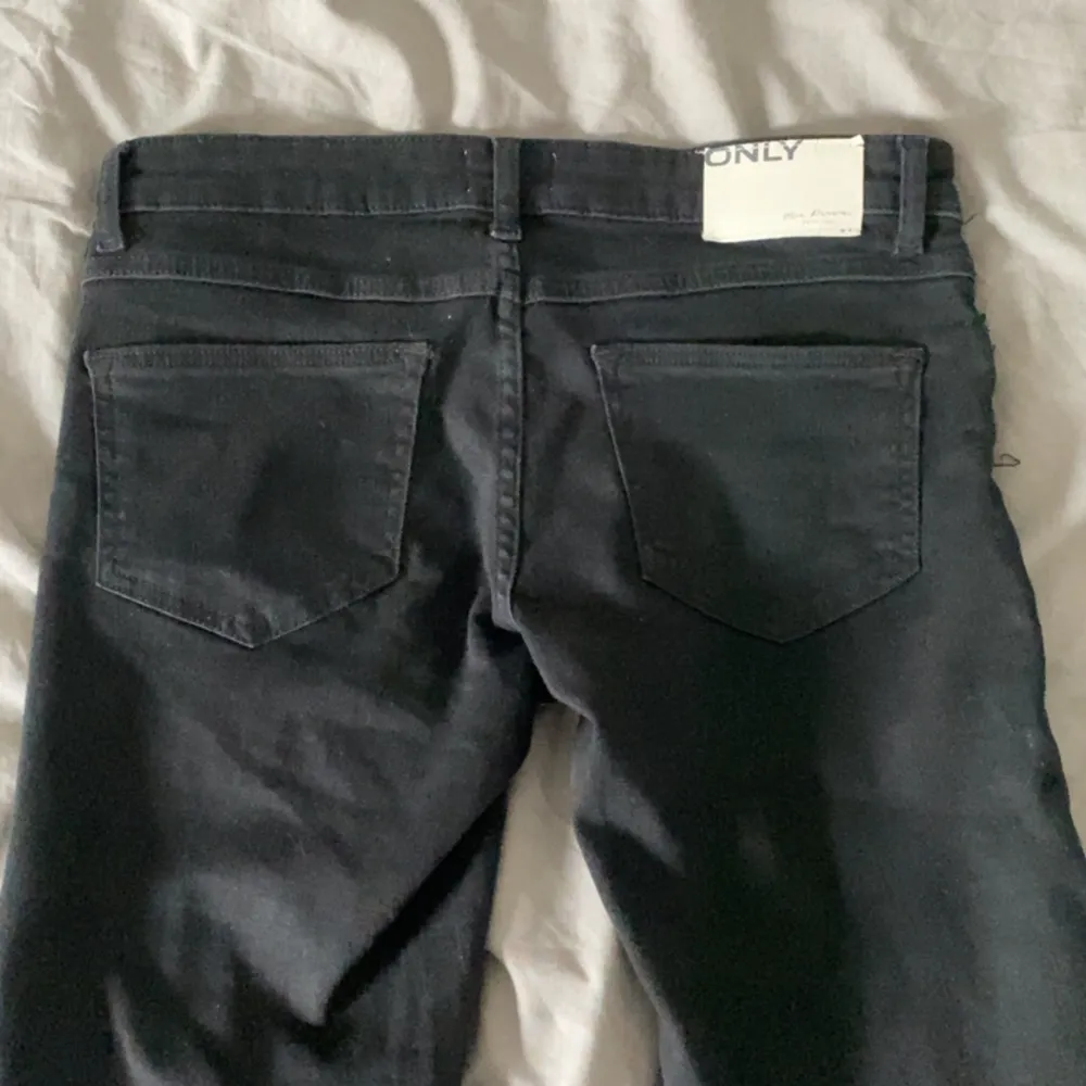 Säljer dessa fina jeansen då de är tyvärr för stora för mig💕 använda ett fåtal gånger och köpet sker via köp nu. För fler bilder eller frågor kom privat💕. Jeans & Byxor.