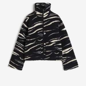 Säljer den HELT slutsålda Teddy jackan från hm i zebra mönster!!💕💕