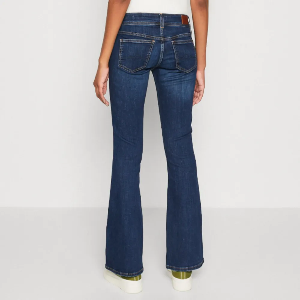 Mörkblåa lågmidjade bootcut jeans från Pepe Jeans. Använda men inte super mycket.  Säljer för att jag har bytt stil.  Nypris ca 900kr. Jeans & Byxor.