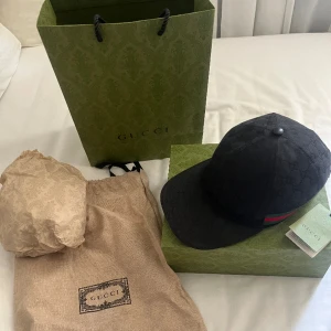 Gucci keps  - Hej säljer min gucci keps då jag byt stil och den inte kommer till användning. Den är köpt på gucci officiella butik i Stockholm. Köpt för 4000kr säljer för 2000kr size L. Dustbag och påse medföljer. 
