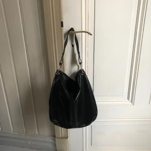 Hoboväska - Jättefin hoboväska från Hm i väldigt bra skick. Enda defekten är att metallen blivit lite bronsfärgad (se sista bilden), men absolut inget man tänker på!⭐️