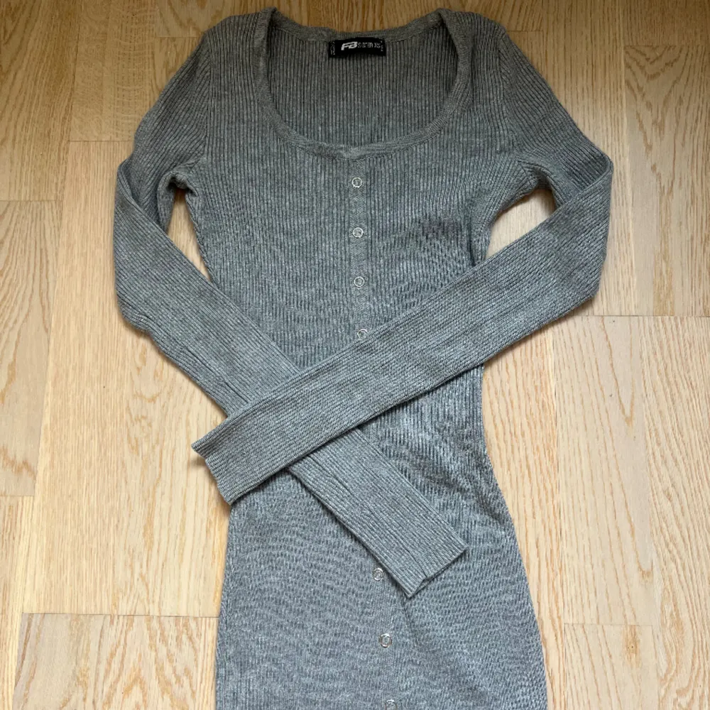 Säljer denna gråa ribbade långklänningen från new yorker. Den ser jätteliten och smal ut men den töjs ut när man sätter på sig den! Jättefin till alla årstider💗. Klänningar.