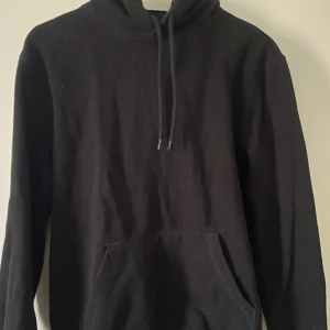 Svart hoodie - Säljer denna svarta Hoodie ifrån H&M då den inte längre kommer till någon användning.