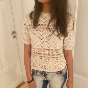 Zara topp - Lånade bilder!!! Säljer min super snygga zara topp som inte kommer till användning💗 använd ca 4 ggr!